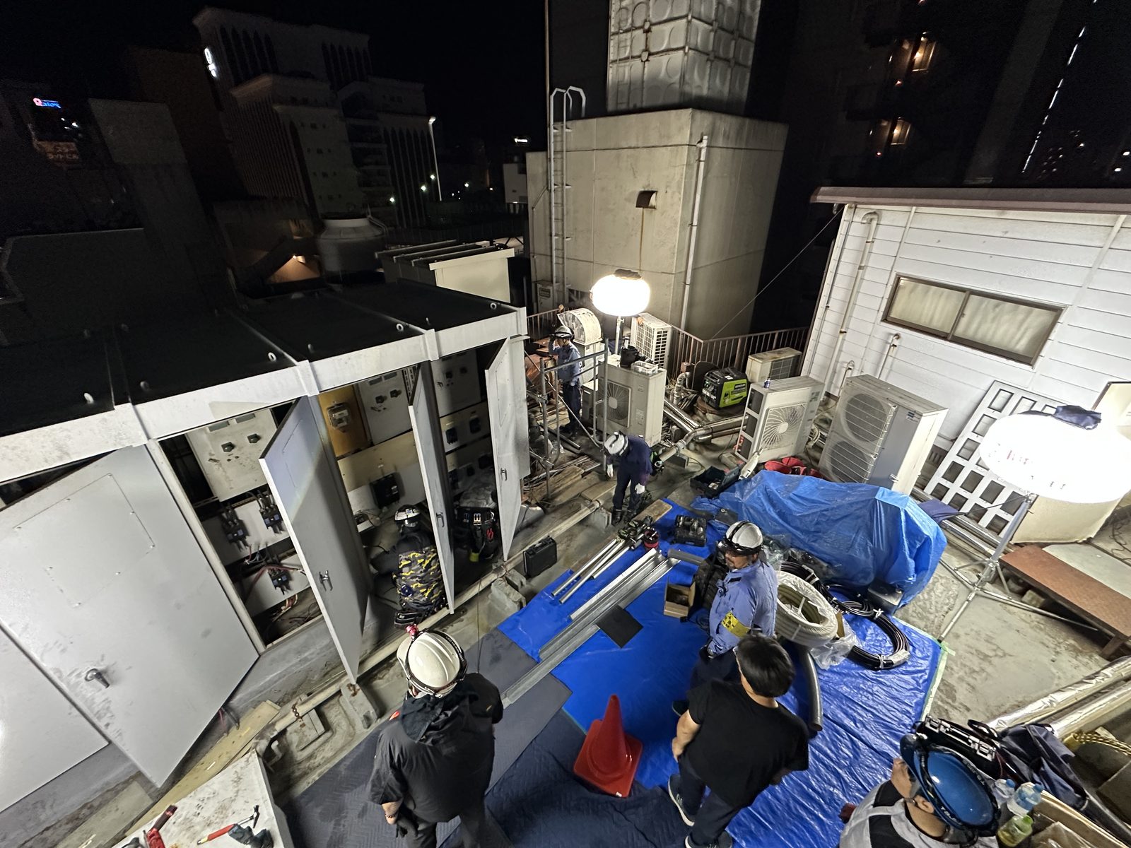 屋上キュービクル更新の夜間作業風景